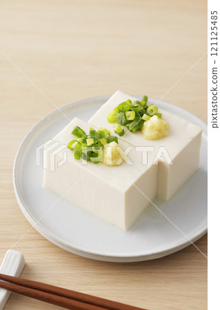 Cold silken tofu topped with spring onions and ginger 121125485