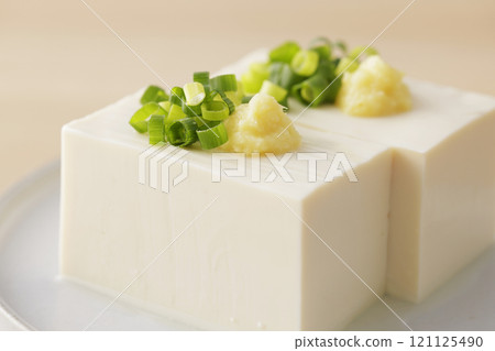 Cold silken tofu topped with spring onions and ginger 121125490