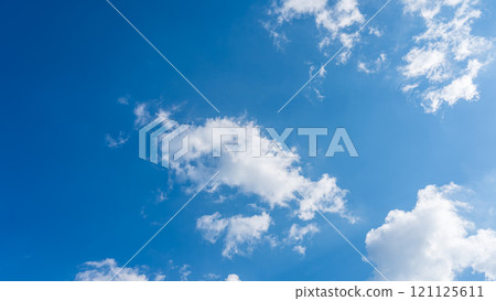 流動在藍天的白色雲彩 流動在藍天的白色雲彩 121125611