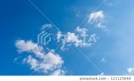 流動在藍天的白色雲彩 121125648