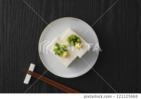 Cold silken tofu topped with spring onions and ginger 121125668