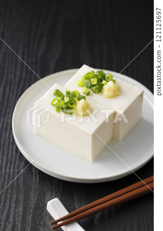 Cold silken tofu topped with spring onions and ginger 121125697