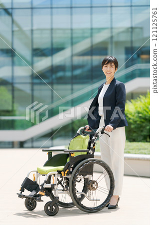 輪椅和西裝的女人 121125761