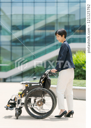 輪椅和西裝的女人 121125762