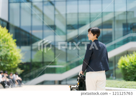 輪椅和西裝的女人 輪椅和西裝的女人 121125763