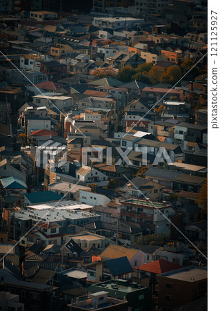 一個住宅區的晚上視圖 121125927