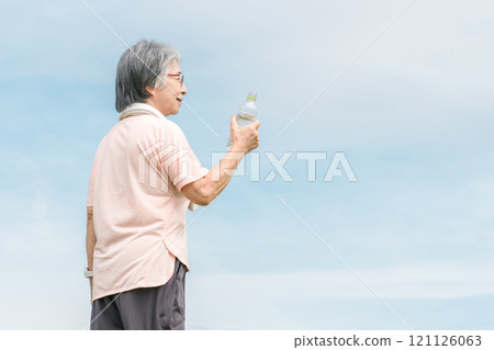 Elderly men who rehydrate during exercise (drinking, heat stroke measures, sweating) Elderly men who rehydrate during exercise (drinking, heat stroke measures, sweating) 121126063