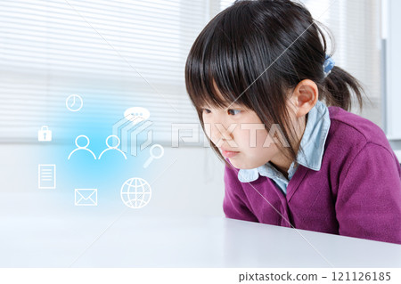 一名小學生凝視著漂浮在太空中的 3D 影像。 121126185