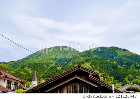 View of the mountains through the red roof tiles of Tsuwano from Prefectural Route 13 Hagi-Tsuwano Line, Tsuwano Town, Kashima Prefecture View of the mountains through the red roof tiles of Tsuwano from Prefectural Route 13 Hagi-Tsuwano Line, Tsuwano Town, Kashima Prefecture 121126448