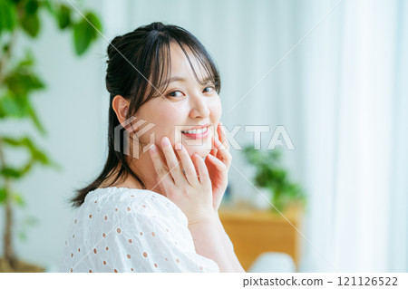 年輕女子在客廳放鬆 121126522