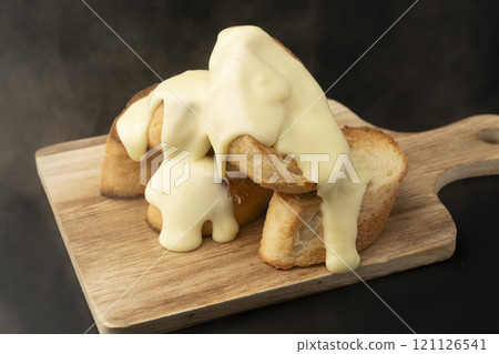 將融化的起司撒在法國麵包上 121126541