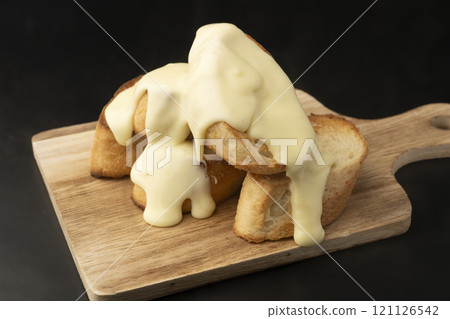 將融化的起司撒在法國麵包上 121126542