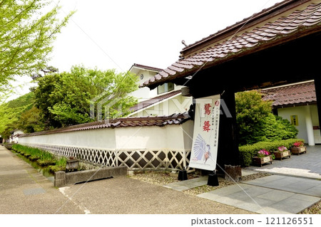 Tsuwano Tonomachi Street, a view of the gate of the Tsuwano Community Center (Tsuwano Public Hall), Tsuwano Town, Kashima Prefecture Tsuwano Tonomachi Street, a view of the gate of the Tsuwano Community Center (Tsuwano Public Hall), Tsuwano Town, Kashima Prefecture 121126551
