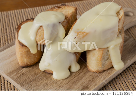 Baguette with melted cheese Natural light Baguette with melted cheese Natural light 121126594
