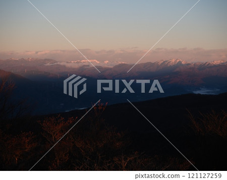 陰影中的赤城山和朝陽下的苗場山 121127259