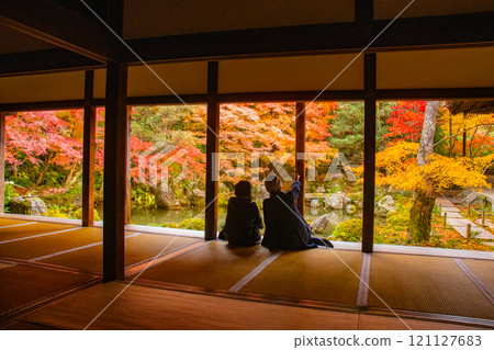 【京都風景】靜謐的紅葉染紅了秋天的池塘 121127683