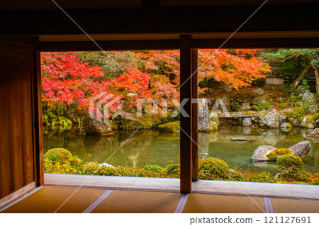 [Kyoto scenery] Autumn leaves decorating the pond in tranquility 121127691