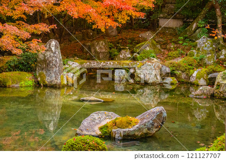 【京都風景】靜謐的紅葉染紅了秋天的池塘 121127707