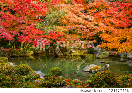 【京都風景】靜謐的紅葉染紅了秋天的池塘 【京都風景】靜謐的紅葉染紅了秋天的池塘 121127718
