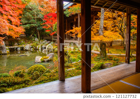 【京都風景】靜謐的紅葉染紅了秋天的池塘 121127732