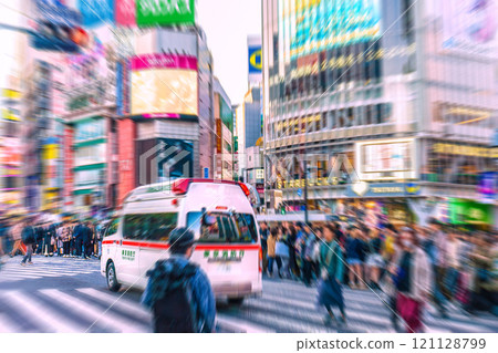 日本東京街景 十字路口...即使救護車拉響警笛也不停車的路人... = 7日的澀谷 日本東京街景 十字路口...即使救護車拉響警笛也不停車的路人... = 7日的澀谷 121128799