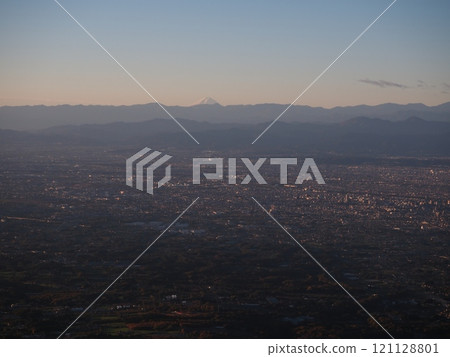 群馬縣的街景和富士山被日出染上淡淡的色彩 121128801