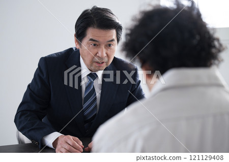 警察審訊、壓力約談、權力騷擾的畫面 121129408