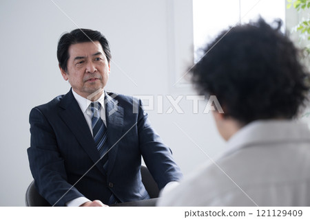 壓力採訪、權力騷擾、警察審訊等審訊的影像。 121129409