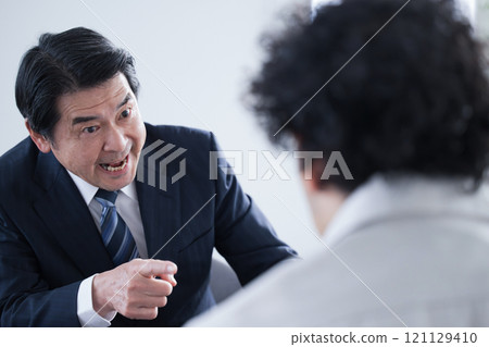 壓力採訪、權力騷擾、警察審訊等審訊的影像。 121129410