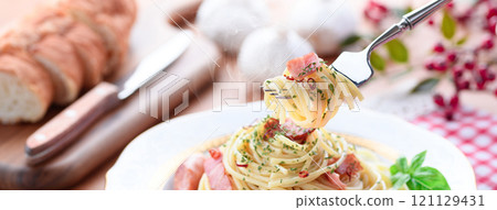 Peperoncino 義大利麵配培根和香腸 121129431