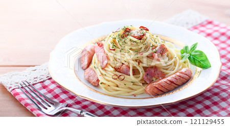Peperoncino 義大利麵配培根和香腸 121129455