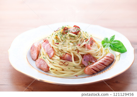 Peperoncino 義大利麵配培根和香腸 121129456
