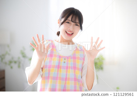 兒童保育員、照顧者、保母、管家等工作變動與招募的形象。 121129561