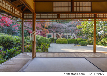 秋天從京都四仙堂書院看到的紅葉花園 121129927