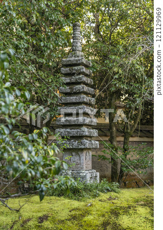 Autumn in Kyoto: Shisendo's nine-story stone pagoda 121129969