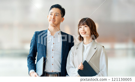 兩個男人和女人的商業團隊合作形象 兩個男人和女人的商業團隊合作形象 121130005