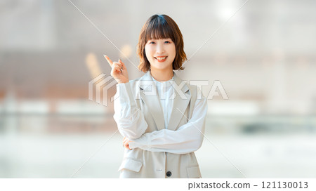 微笑的女人/女商人用食指引導 121130013