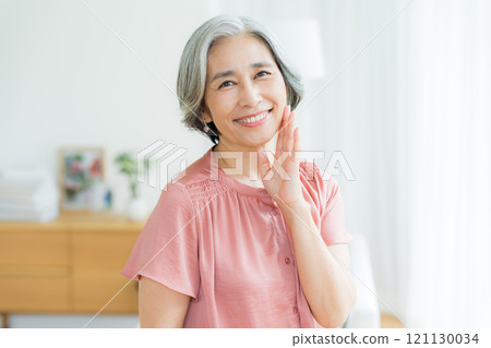 做護膚的資深婦女 121130034