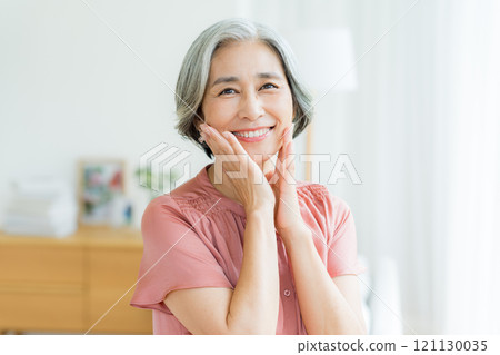 做護膚的資深婦女 121130035