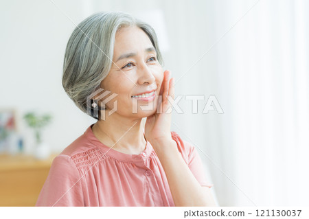 做護膚的資深婦女 121130037