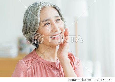 做護膚的資深婦女 121130038