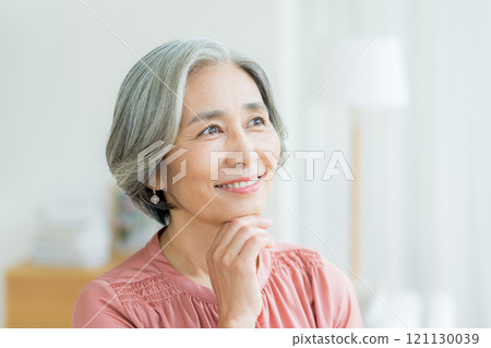 做護膚的資深婦女 121130039