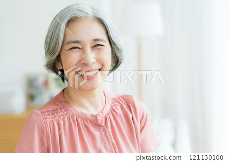 做護膚的資深婦女 121130100