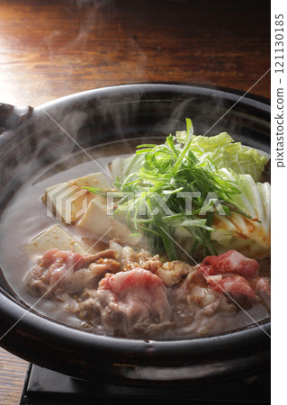熱氣騰騰的壽喜燒牛肉火鍋 121130185