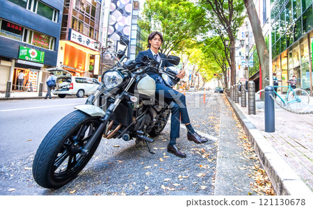 年輕商人和大型摩托車澀谷宮須坂 121130678
