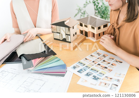 室內設計師、室內協調員、設計師、建築師、在設計辦公室工作的女性 121130806