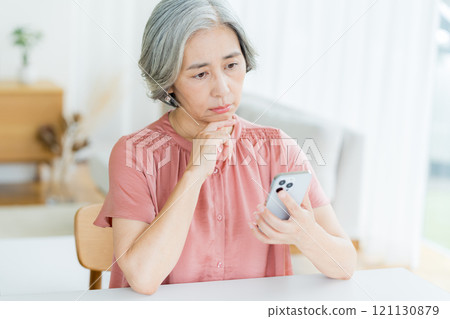 在客廳裡操作智能手機的女高管 121130879