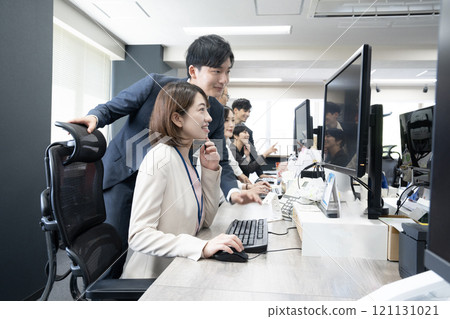 6名工作人員在辦公室工作 121131021