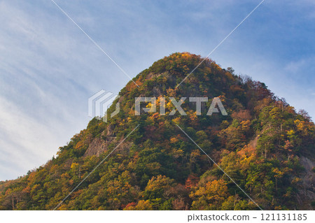 被秋葉包裹的龍河鼻水庫 121131185