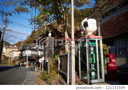 鳴子溫泉鎮的電話亭和復古街角場景 鳴子溫泉鎮的電話亭和復古街角場景 121131504